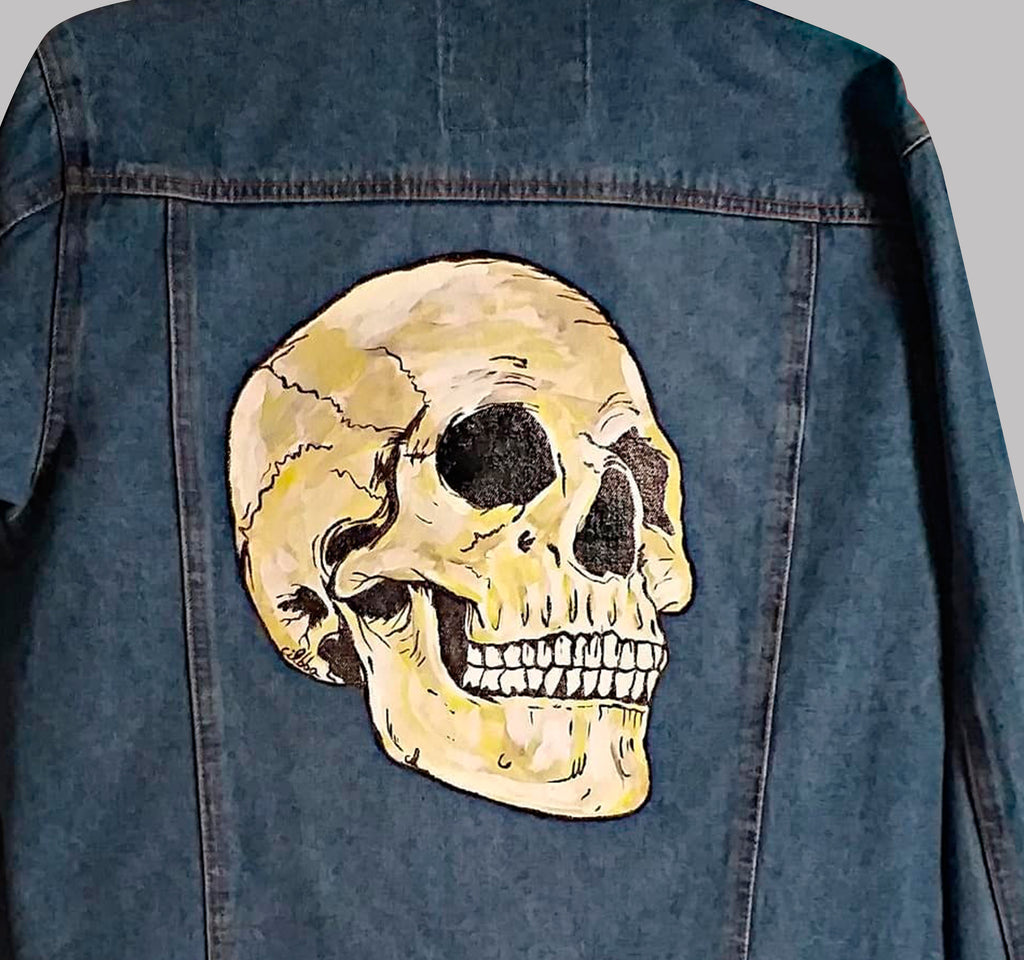 Chaqueta de jeans intervenida a mano